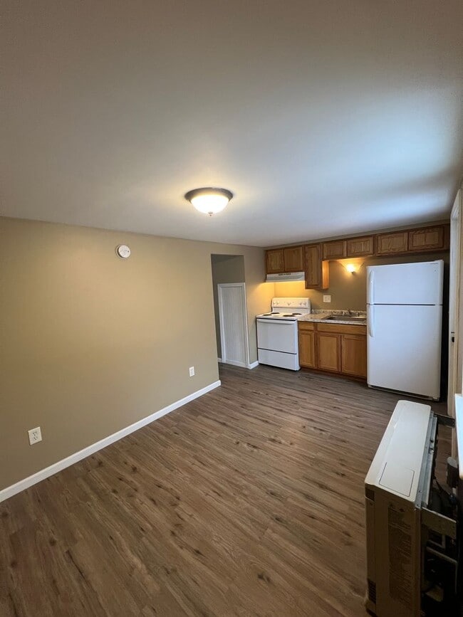 Building Photo - 12 Oak St