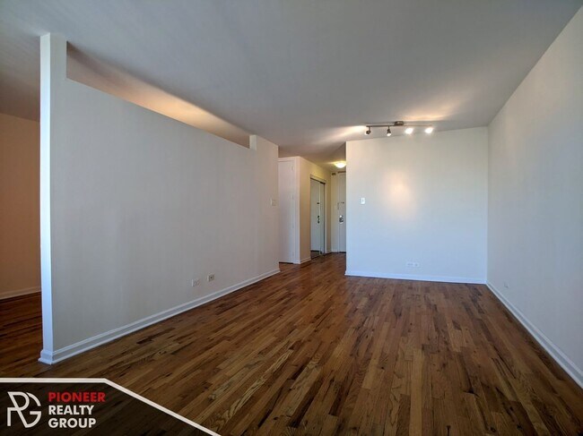 Building Photo - 4600 N Clarendon Ave