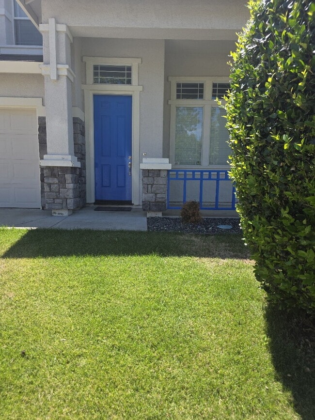 Building Photo - Beautiful house for rent in Folsom 4 bd 3 bath 1920 sq feet