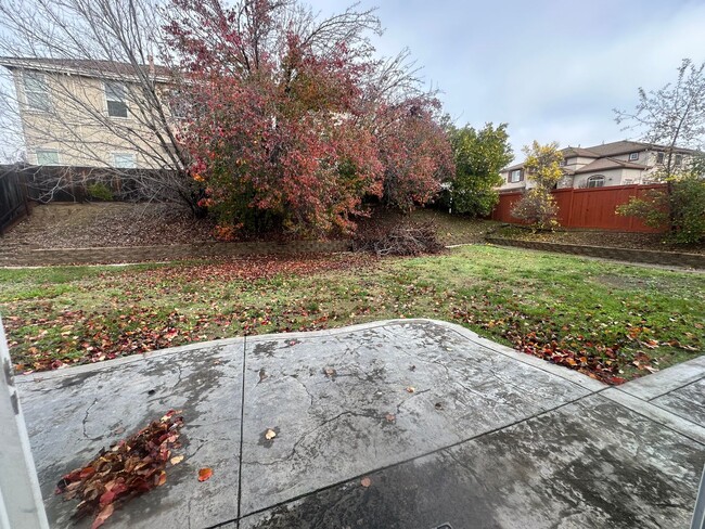 Building Photo - Beautiful two-story in Paradise Crest!