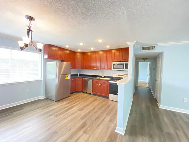 Building Photo - Spacious 3 bedroom, 2 bathroom Condo Locat...