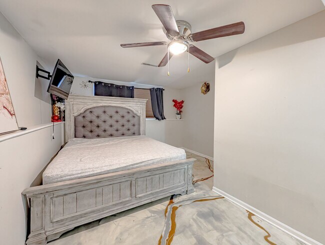 Building Photo - 8616 Hickory Ave