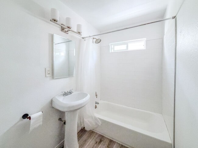 Building Photo - 2 Bed 1 Bath Beach House | Inboard | Silve...