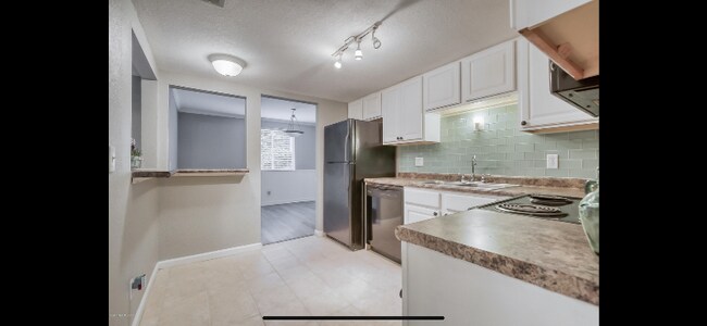 Building Photo - 8849 Old Kings Rd S