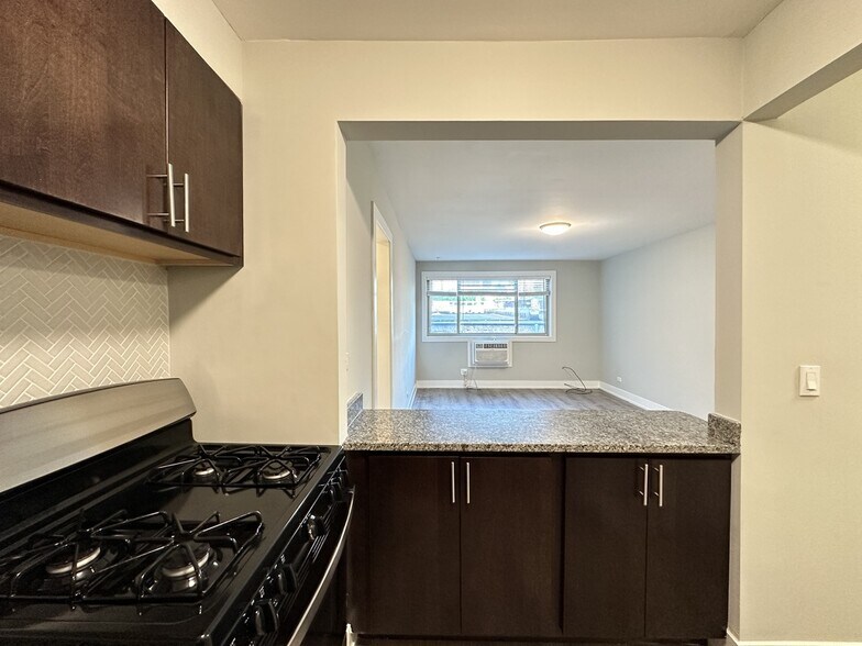 Building Photo - 533 W Surf St