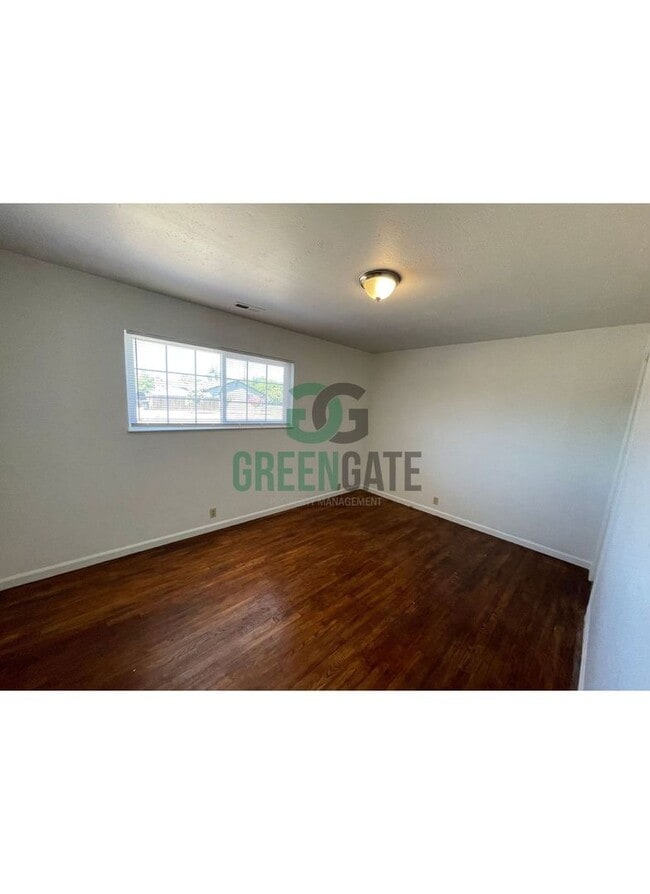 Building Photo - BEAUTIFUL 3 BEDROOM 2 BATH HOME MOVE IN RE...