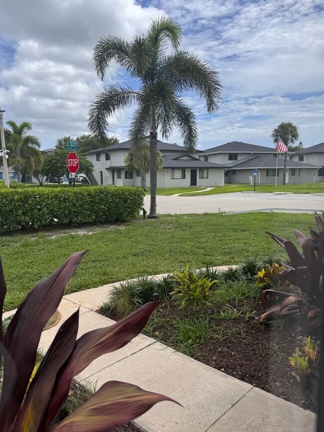 Building Photo - 2 BR Townhome in West Palm Beach- Low Move...