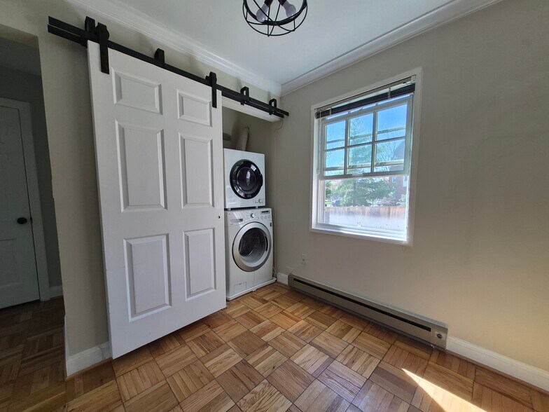 Building Photo - 1602 W Abingdon Dr