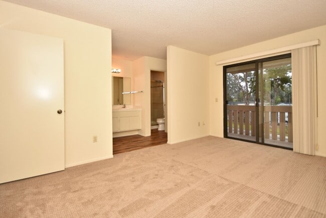 Building Photo - Make this Tanglewood Townhome your cozy home!