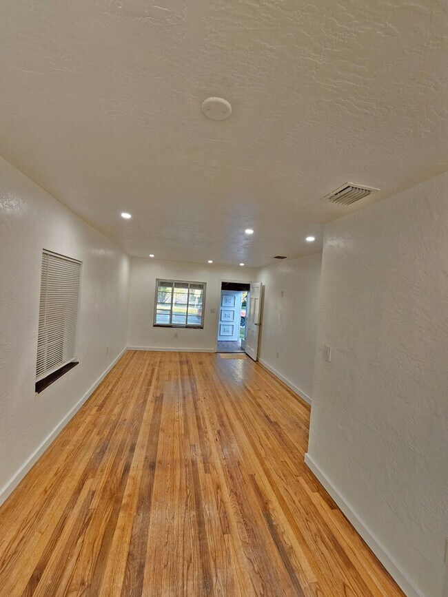 Building Photo - 300 SW 38th Ct