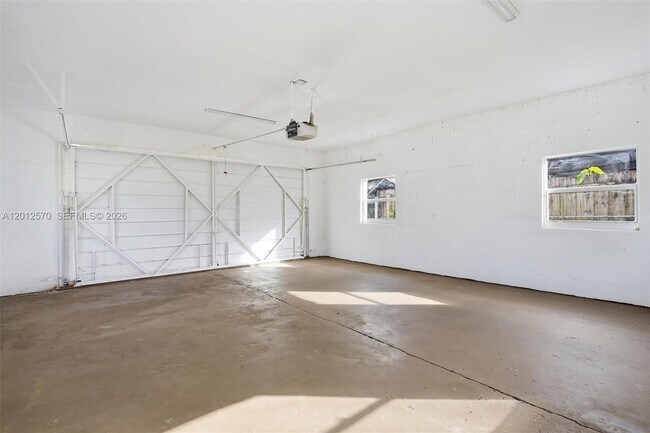 Building Photo - 461 Plover Ave