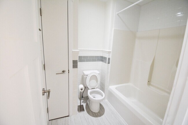 Building Photo - Luxury Lakeside Living – 3 Bed, 2.5 Bath Home with Stunning Views