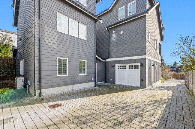 Building Photo - 2Bd/1.75Ba Seattle Condo