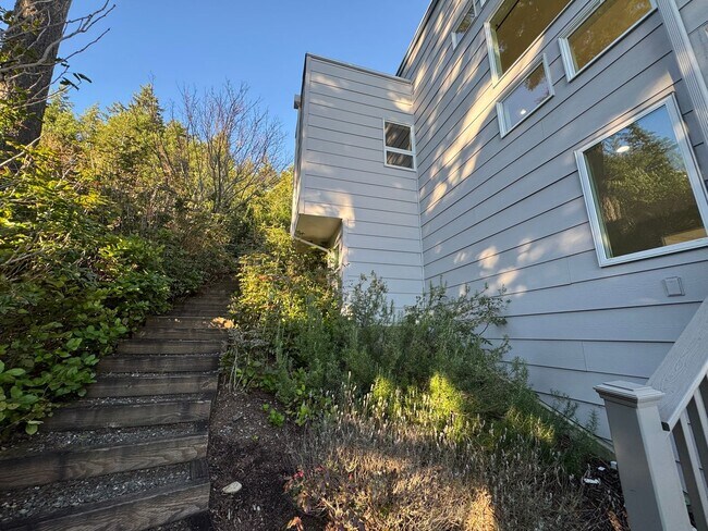 Building Photo - Breathtaking views of Chuckanut Bay!!