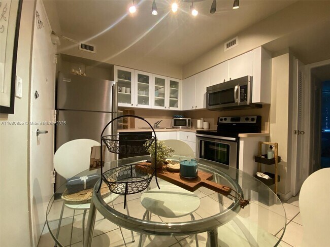 Building Photo - 5161 Collins Ave