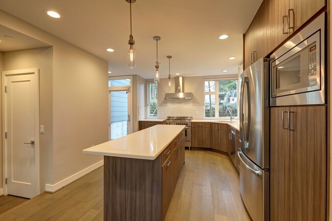 Building Photo - Luxury Downtown Bellevue 2 BR/2.5 BA Townh...