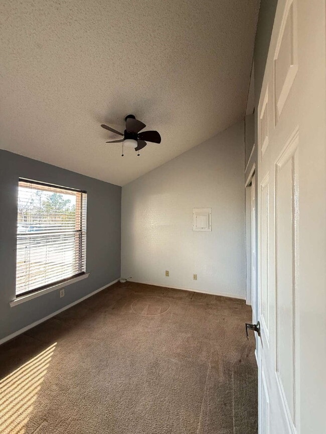 Building Photo - 15327 Woodhill Ct