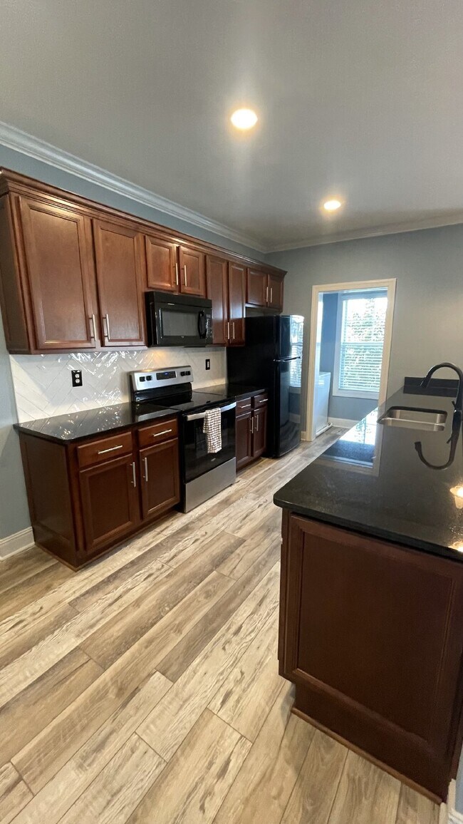 Building Photo - Germantown Gem!