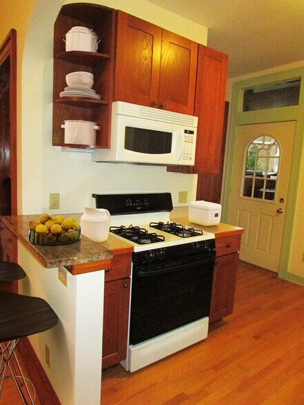 Building Photo - 220 State St