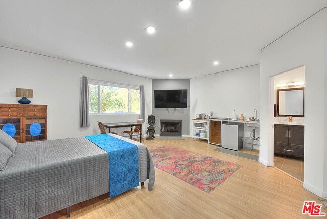 Building Photo - 7943 Willow Glen Rd