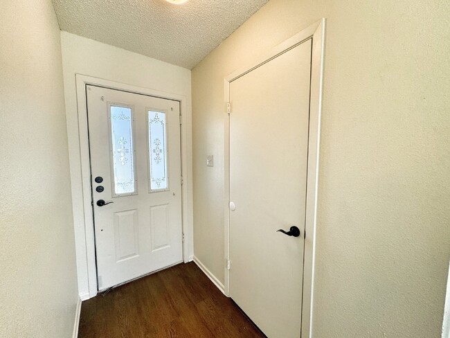 Building Photo - Charming 3-Bedroom 2- Bath home in New Bra...