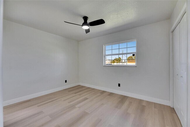 Building Photo - 564 Florida Cir S