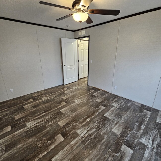 Building Photo - 3-bedroom, 2-bathroom, 960 square feet of ...