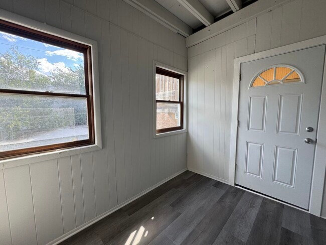 Building Photo - 1455 W Summerdale Ave