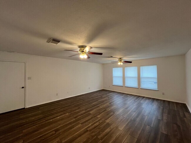 Building Photo - 8419 Manderly Pl