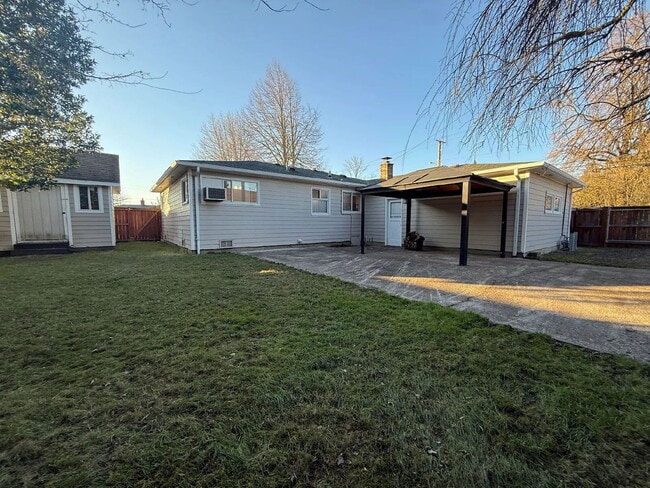 Building Photo - 1495 Lake Dr