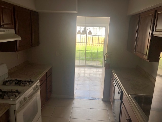 Building Photo - 3 Bedroom 2.5 bath w/1 car garage - Countr...