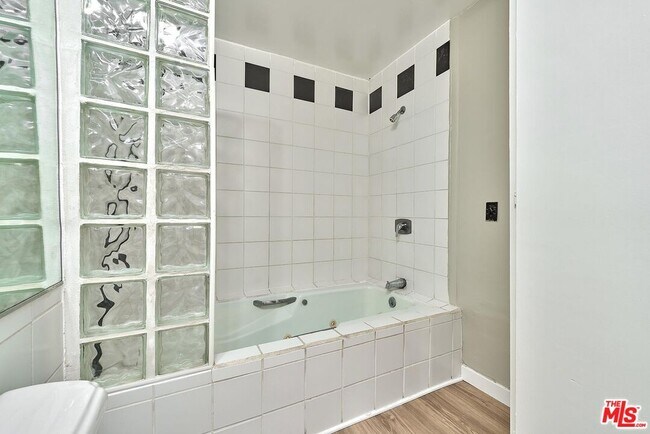 Building Photo - 429 S Orange Dr