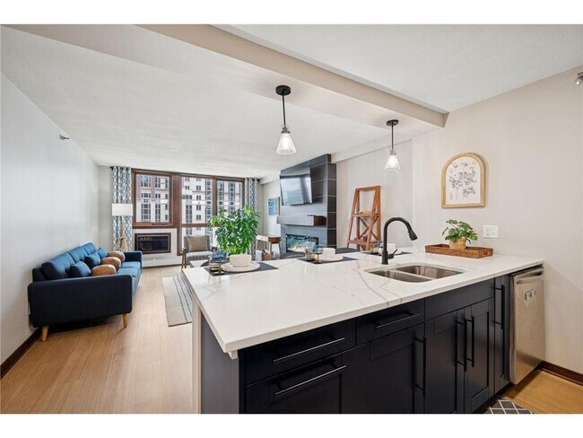 Building Photo - 433 S 7th St