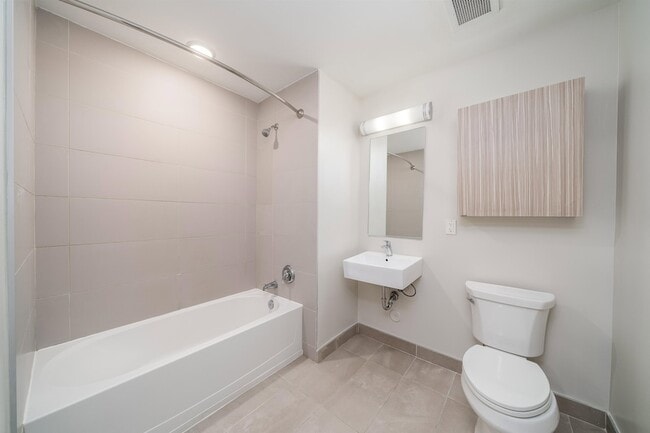 Building Photo - 16 Bennett St