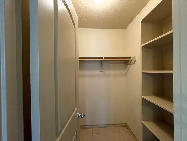 Building Photo - 16928 W Ivanhoe St