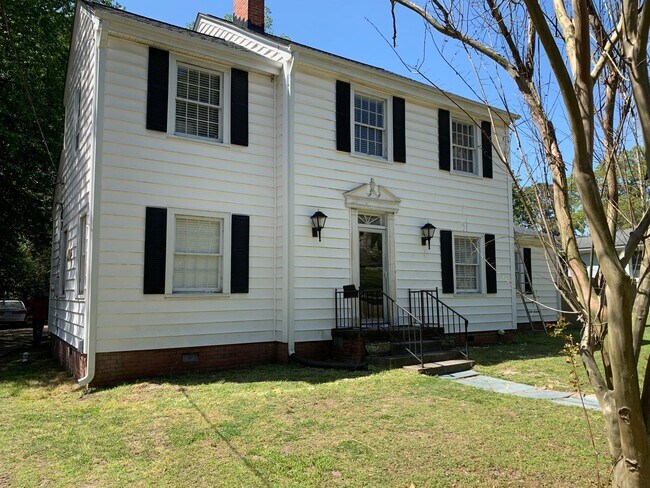 Building Photo - 606 S Elm St