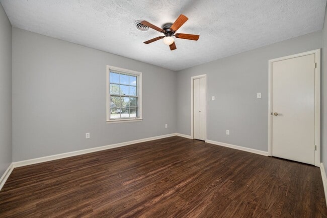 Building Photo - 2 Bedroom 1 Bath located on Veterans Parkw...