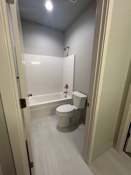 Building Photo - 1370 SW Obsidian Ave