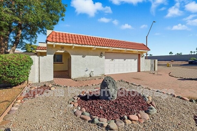 Primary Photo - 2192 E Balboa Dr