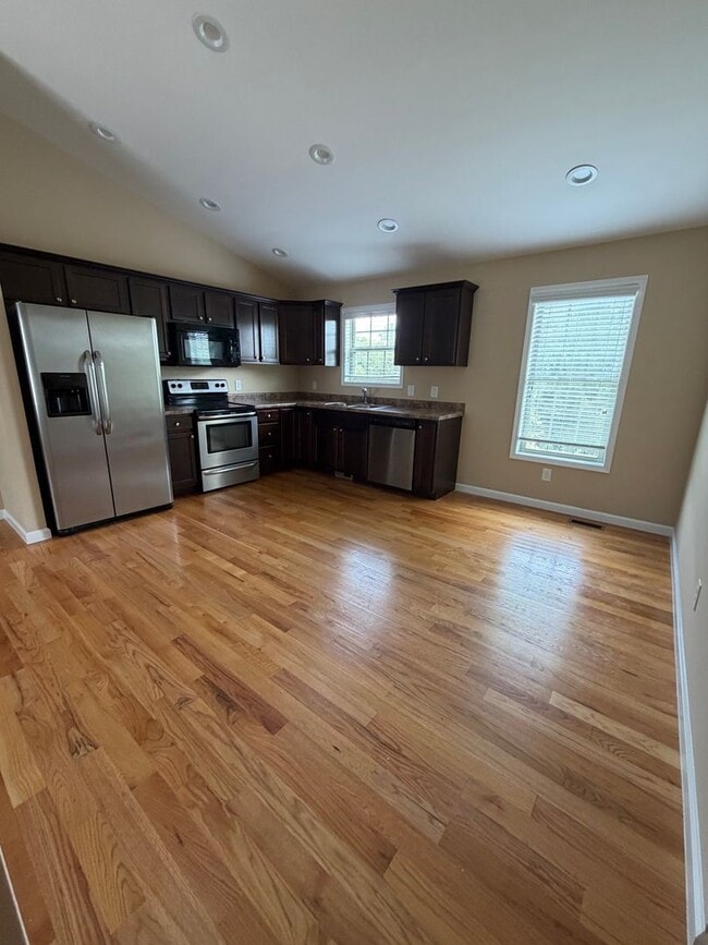 Building Photo - 2 Bedroom / 2 Bath Johnson City, TN 37604