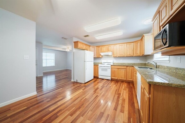 Building Photo - 1403 Broadmoor Dr