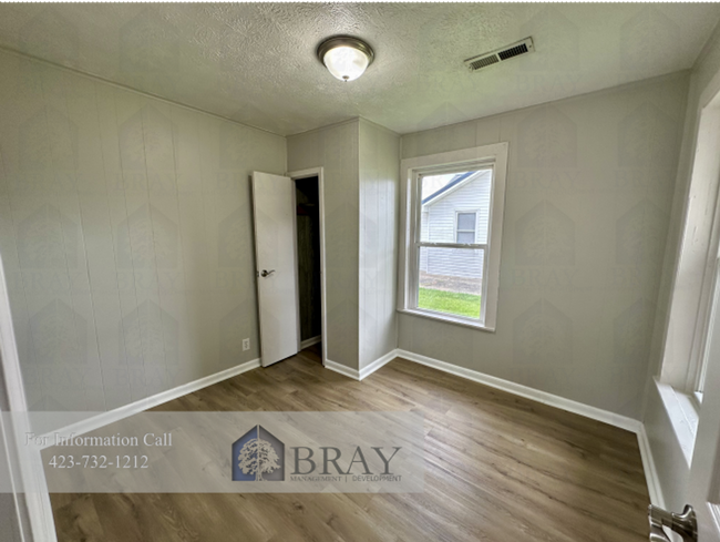 Building Photo - Fully remodeled cute cottage!