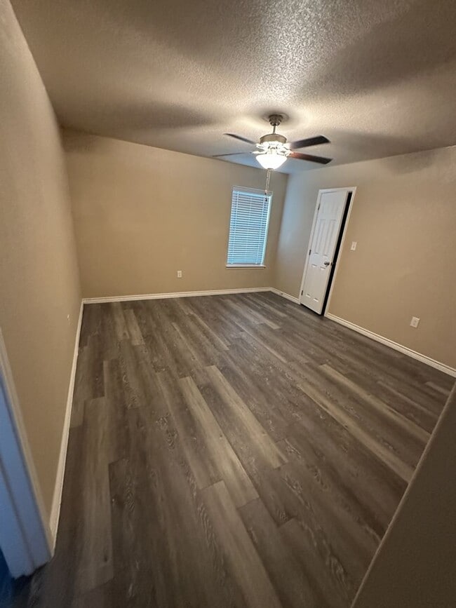 Building Photo - AVAILABLE NOW!