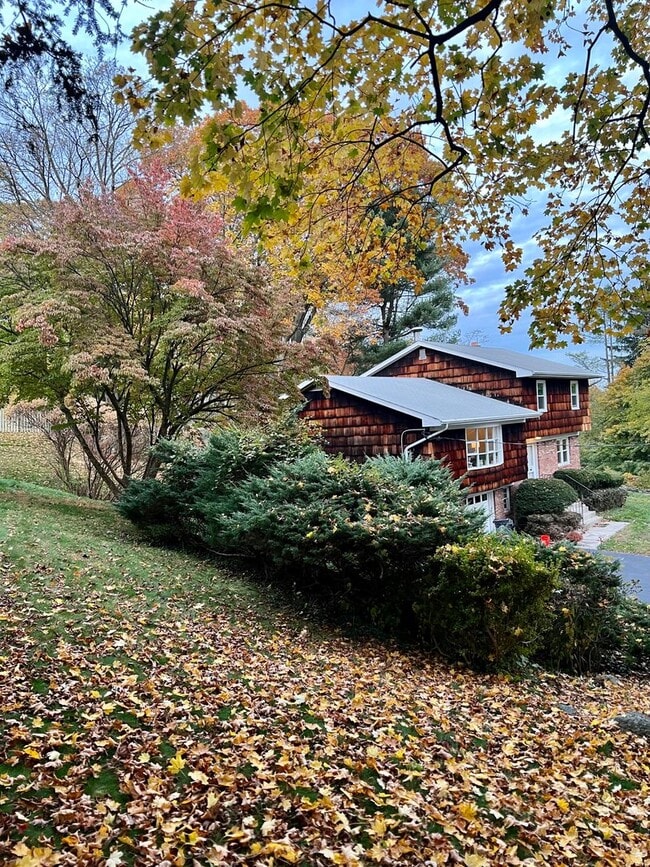 Building Photo - Spacious Well Maintained 3 Bedroom 2.5-Bat...