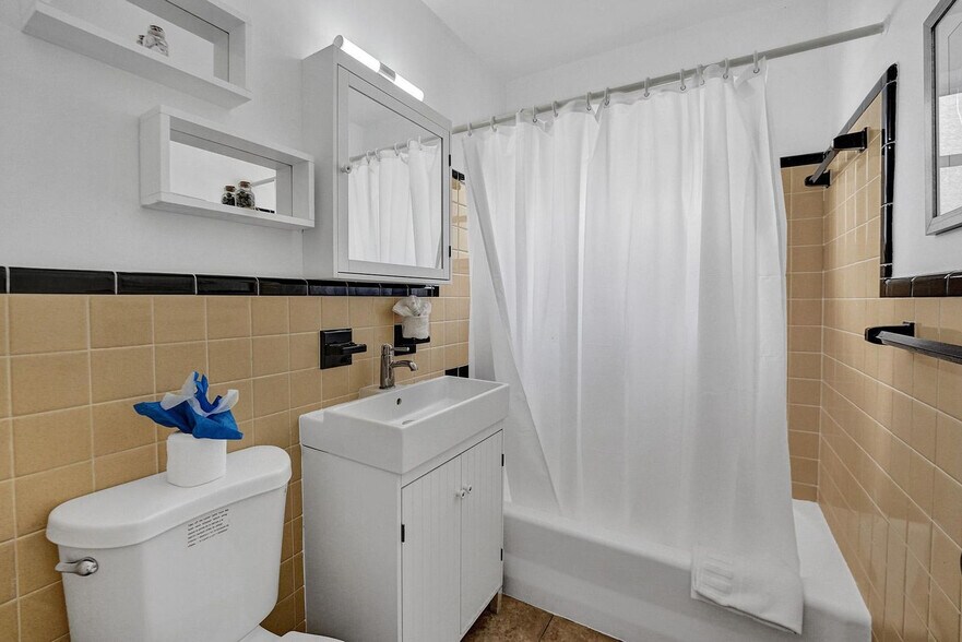 Building Photo - 335 Desoto St