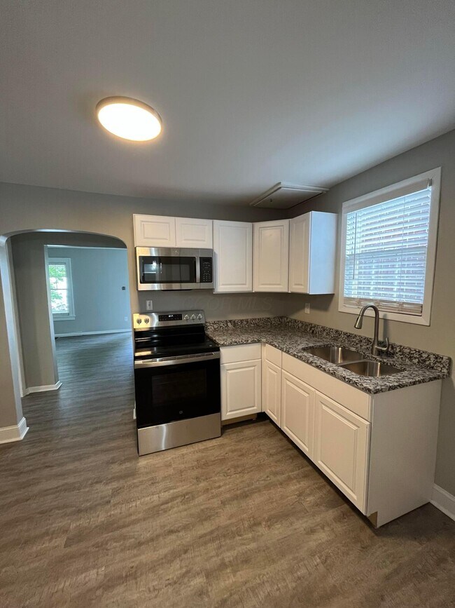 Building Photo - 11 E Kelso Rd