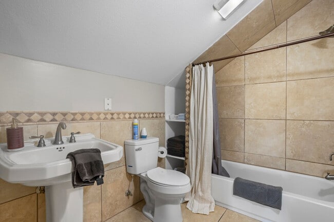 Building Photo - 426 Russell Ave