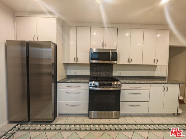 Building Photo - 1107 S Alfred St