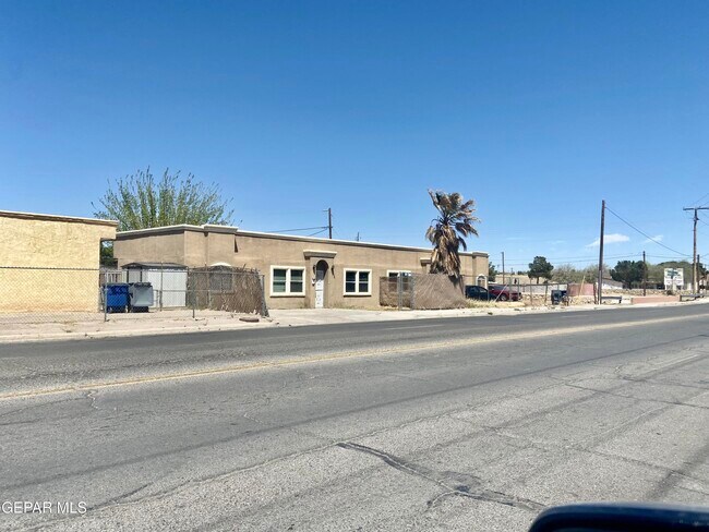 Building Photo - 601 Lomaland Dr