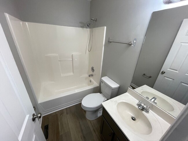 Building Photo - Brick Home in Desirable Neigborhood